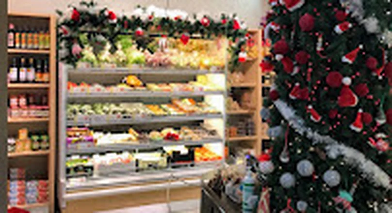 Interno del negozio Sfrutta-C durante il periodo natalizio